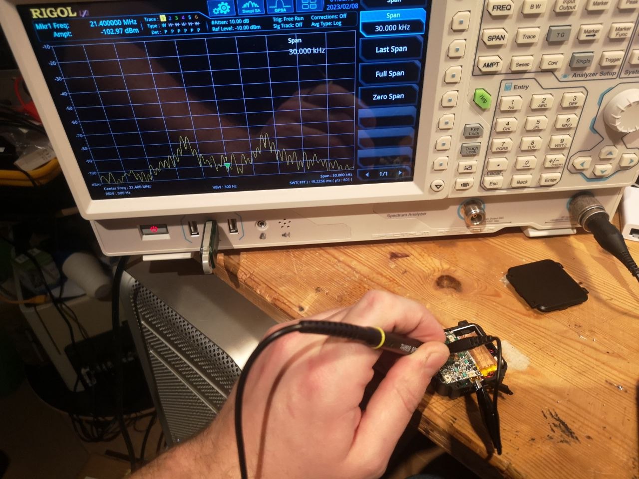 Image of Alphapoc 801W open, with spectrum analyser showing the two Rx peaks on the IF 